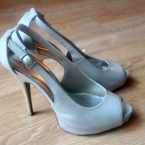 EUC Nude Peep Toe Heels Approx 4"